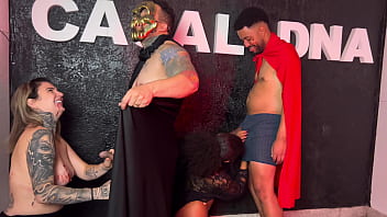 Festa de halloween da putaria uma suruba gostosa entre casais chupando gostoso a buceta molhada a piroca grossa quase gozando gostoso nas safadas