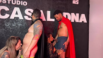 Festa de halloween da putaria uma suruba gostosa entre casais chupando gostoso a buceta molhada a piroca grossa quase gozando gostoso nas safadas