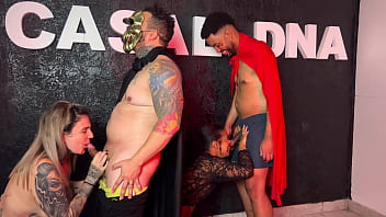 Festa de halloween da putaria uma suruba gostosa entre casais chupando gostoso a buceta molhada a piroca grossa quase gozando gostoso nas safadas Festa de halloween da putaria uma suruba gostosa entre casais chupando gostoso a buceta molhada a piroca grossa quase gozando gostoso nas safadas
