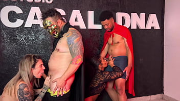 Festa de halloween da putaria uma suruba gostosa entre casais chupando gostoso a buceta molhada a piroca grossa quase gozando gostoso nas safadas