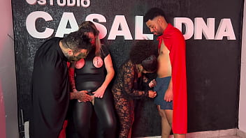 Festa de halloween da putaria uma suruba gostosa entre casais chupando gostoso a buceta molhada a piroca grossa quase gozando gostoso nas safadas