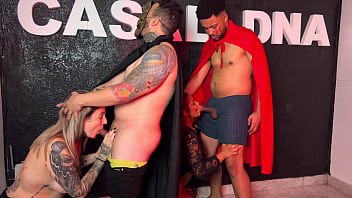 Festa de halloween da putaria uma suruba gostosa entre casais chupando gostoso a buceta molhada a piroca grossa quase gozando gostoso nas safadas