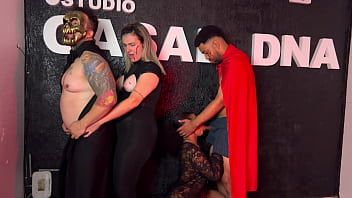 Festa de halloween da putaria uma suruba gostosa entre casais chupando gostoso a buceta molhada a piroca grossa quase gozando gostoso nas safadas