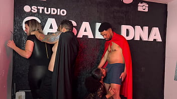 Festa de halloween da putaria uma suruba gostosa entre casais chupando gostoso a buceta molhada a piroca grossa quase gozando gostoso nas safadas