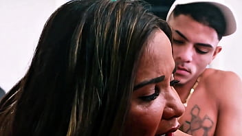 Milf gostosa não resiste o charme do vizinho