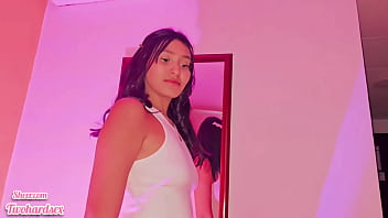 Hermanastra desea coger con su hermanastro cuando están solos