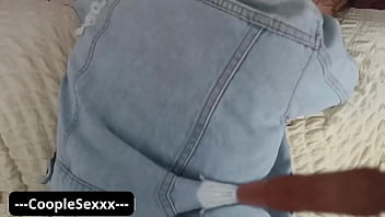 Provoco a mi hermanastro para que me folle y me meta toda su polla en mi pequeña vagina