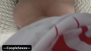 Provoco a mi hermanastro para que me folle y me meta toda su polla en mi pequeña vagina