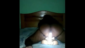 Compilation de photos de elvie slutty sur un téléphone avec un gode sur le torse partie