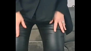 Compilation d'une femme mature qui adore porter du cuir
