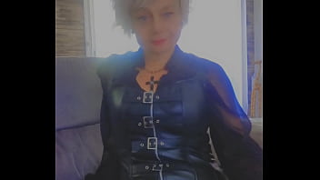 Compilation d'une femme mature qui adore porter du cuir