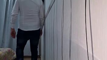 Arrapato si sega con un cazzo pazzesco ti mostro cosa ti farei guarda e godi