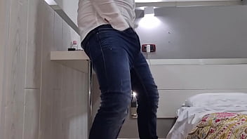 Arrapato si sega con un cazzo pazzesco ti mostro cosa ti farei guarda e godi