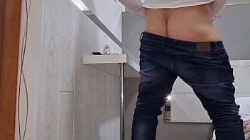 Arrapato si sega con un cazzo pazzesco ti mostro cosa ti farei guarda e godi