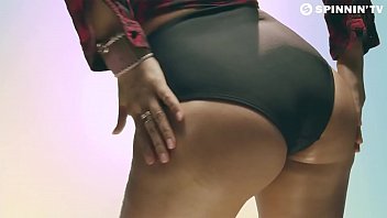 A lot of y shaking their asses