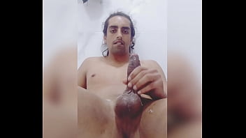 Me Masturbando E Medindo A Rola thumbnail