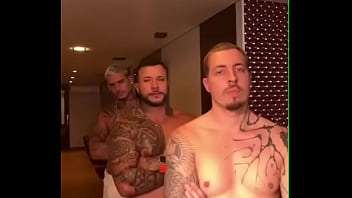 Sexo lindo com a safada dando para os caras