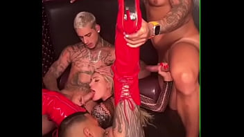 Sexo lindo com a safada dando para os caras