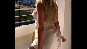 Beautiful babe doing twerk at the morning