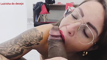 Esse negão me fez vomitar com essa rola grande na minha garganta e depois gozou gostoso na minha cara