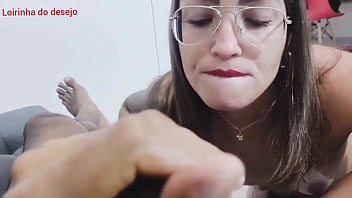 Esse negão me fez vomitar com essa rola grande na minha garganta e depois gozou gostoso na minha cara