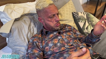 Meu marido me levou para umhotel de luxo e arrebentou o meu cú