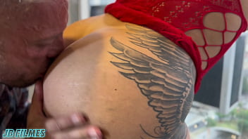 Meu marido me levou para umhotel de luxo e arrebentou o meu cú