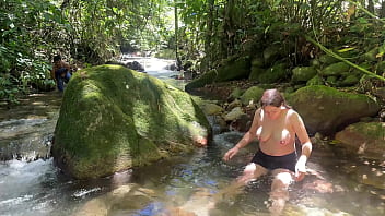 Pequeño enano encuentra a una desconocida mujer banándose en el rio se pone cachondo espiándola y termina metiéndole su enorme verga