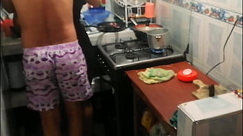 Pero que manera de comer arepa venezolana en la cocina