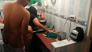 Pero que manera de comer arepa venezolana en la cocina