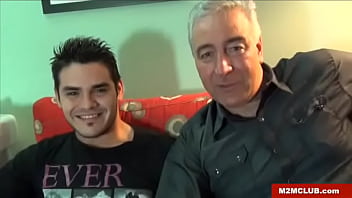 Papito Maduro Es Cogido Por Un Macho Joven thumbnail