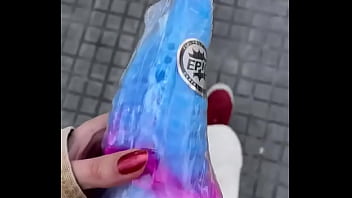 Por las calles de barcelona luciendo mi nuevo y más deseado juguetito ️ miorgasmostore