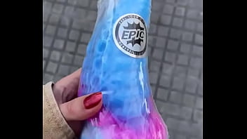 Por las calles de barcelona luciendo mi nuevo y más deseado juguetito ️ miorgasmostore