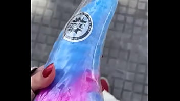 Por las calles de barcelona luciendo mi nuevo y más deseado juguetito ️ miorgasmostore