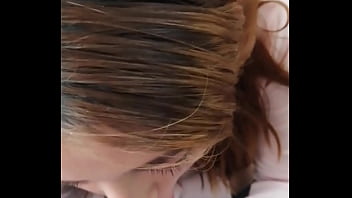 Hermosa chica comiendo