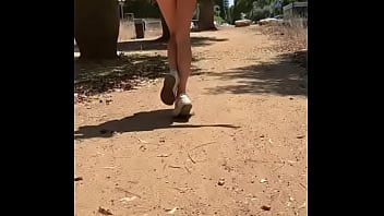 Alilla ходит без трусов