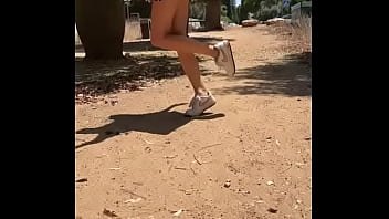 Alilla ходит без трусов