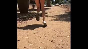 Alilla ходит без трусов