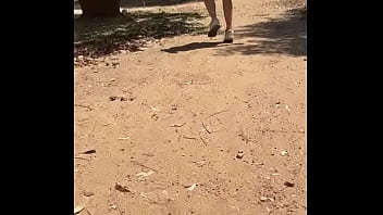 Alilla ходит без трусов