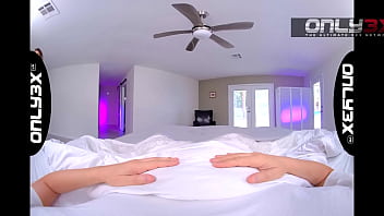 Horny doctor emma hix gives her first sex treatment converted from vr