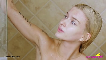 Blonde babe with a killer smile enjoyed a sensual bath