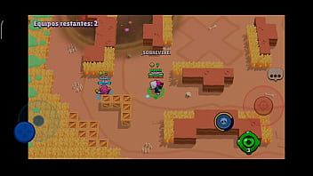 Un hombre juega con su celular