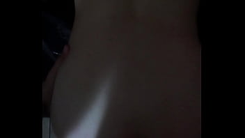 Cogiendome a la misma gringa nalgona por atras en la cochera