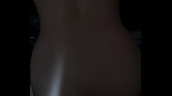 Cogiendome a la misma gringa nalgona por atras en la cochera