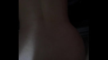 Cogiendome a la misma gringa nalgona por atras en la cochera