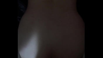 Cogiendome a la misma gringa nalgona por atras en la cochera