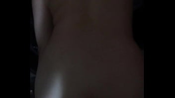 Cogiendome a la misma gringa nalgona por atras en la cochera