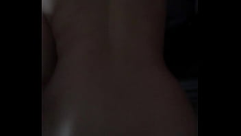 Cogiendome a la misma gringa nalgona por atras en la cochera