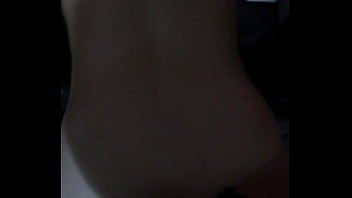 Cogiendome a la misma gringa nalgona por atras en la cochera