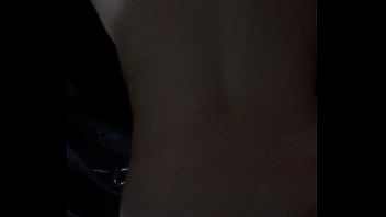 Cogiendome a la misma gringa nalgona por atras en la cochera